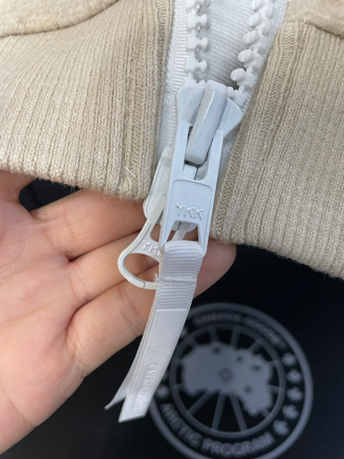 P600 Khaki CANADA GOOSE/Canada Goose Autumn and winter couple's fleece vest jacket 🔘Color: Black Gray Khaki Highest version Original fabric High version High quality) ⚠All details Fabric accessories craftsmanship (all 1:1 verified) (The owner is a "detail monster" so the goods he makes also pay attention to details) 1⃣ Distinguish the wrong version of the market goods: all go single line ❌ Our genuine 1:1 special machine presses the line (high requirements for machine workers) 2⃣ Differentiates the market from drawings and making goods. Fabric color difference is too big. You get what you pay for, not fast food. 3⃣ Differentiates the market from low-end versions to receive labels, hang tags, and wash labels. All our accessories are custom-made (approved level) 4⃣ Differentiates the market from the detail-free workmanship❌ Our workmanship: neckline, shoulder line, armholes, cuffs, hem (In order to increase the cost, we must also restore the original product: yoke taping, double needle threading🔍) Size: S-XXL